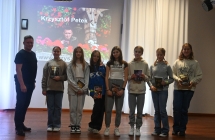 Siedem dziewcząt i mężczyzna na scenie - wygrana drużyna 