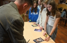 Mężczyzna i trzy dziewczyny - mężczyzna podpisujący książki 