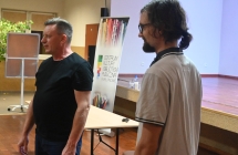 Dwoje mężczyzn przed pokazem sztuki walki 