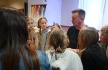 Mężczyzna i młodzież obok niego 