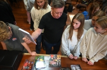 Mężczyzna i młodzi ludzie dookoła niego 