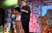 Mężczyzna mówiący ze sceny 