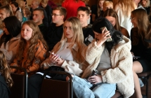 Kilka dziewczyn na publiczności podczas koncertu 