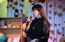 Kobieta mówiąca do mikrofonu ze sceny 