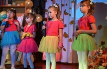 Cztery dziewczynki na scenie wykonujące utwór 