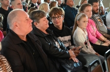 Kilkanaście osób przyglądających się scenie i koncertowi 