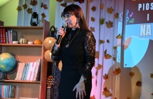 Kobieta mówiąca do mikrofonu ze sceny 