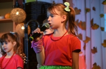 Dziewczynka z charakterystycznym stroju podczas wykonywania piosenki na scenie 