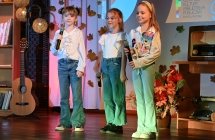 Tercet wokalny - trzy dziewczynki na scenie 