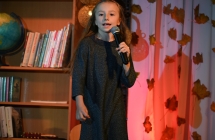 Dziewczynka śpiewająca na scenie 