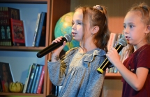 Dwie dziewczynki wykonujące utwór wokalny 