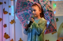 Dziewczynka podczas występu wokalnego 