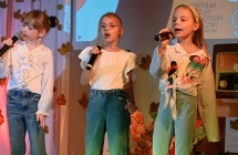 Tercet wokalny  w składzie trzech dziewczynek. Śpiewają na scenie do mikrofonów 