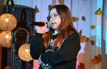 Dziewczynka śpiewająca ze sceny do mikrofonu 