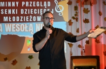 Mężczyzna mówiący do mikrofonu 