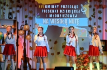 Kwartet wokalny w ludowych strojach 