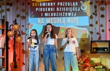 Trio wokalne występujące na scenie 