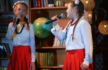 Dwie dziewczynki śpiewające na scenie 