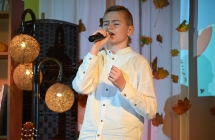 Elegancko ubrany chłopiec wykonujący utwór wokalny 