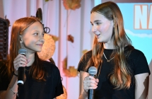 Dwie dziewczynki spiewające na scenie 