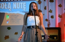 Dziewczyna wykonująca utwór wokalny na scenie 