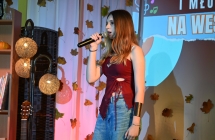 Dziewczyna śpiewająca na scenie 