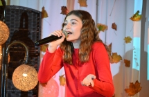 Dziewczyna wykonująca utwór wokalny na scenie 