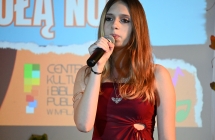 Dziewczyna śpiewająca na scenie 