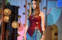 Dziewczyna wykonywująca utwór wokalny na scenie 