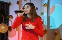 Dziewczynka śpiewająca na scenie 