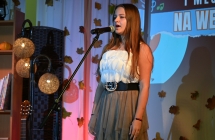 Dziewczyna wykonująca utwór wokalny na scenie 