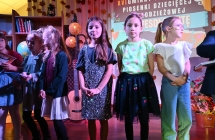 Kilka dziewczynek śpiewających na scenie 