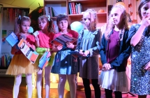 Mała grupka dzieci na scenie 