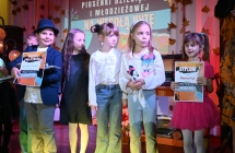 Pięcioro dzieci z dyplomami