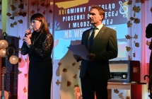 Kobieta i mężczyzna na scenie. Kobieta mówi do mikrofonu 