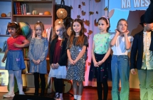 Na scenie kilka dziewczynek - wykonawczyń piosenek podczas konkursu wokalnego