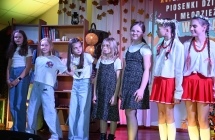 Grupa dzieci na scenie 