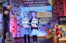 Dwie dziewczynki na scenie 