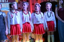 Cztery dziewczynki w jednakowych strojach na scenie