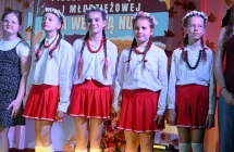 Cztery dziewczynki w jednakowych strojach na scenie