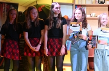 Sześć dziewczynek stojących na scenie 