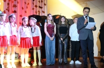 Grupa dzieci i mężczyzna na scenie 