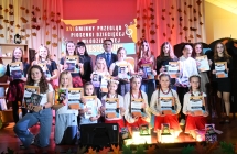 Kilkudziesięcioro uczestników koncertu na scenie 