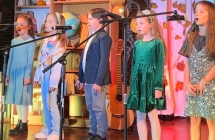 Zespół wokalny na scenie 