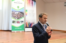 Mężczyzna mówiący do mikrofonu 