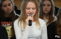 Dziewczynka czytająca do mikrofonu 