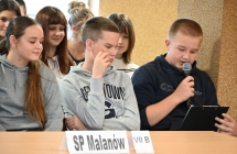 Chłopiec czytający do mikrofonu 