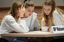 Trzy dziewczynki uczestniczące w konkursie wiedzy o gminie malanów 