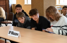 Troje chłopców oraz dziewczynka - drużyna SP MIŁACZEW 