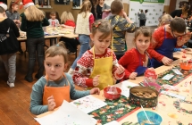 Grupa dzieci zdobiąca pierniczki i ciasteczka 